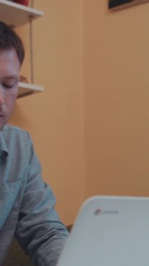 Video, mavi gömlekli bir adamın gününün nasıl geçtiğini gösteriyor. Masada başlıyor, kanepeye geçiyor, dizüstü bilgisayarına odaklanıyor.