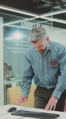 Bir video, yaratıcı bir çalışma alanı yazımında işbirliği yapan iki adamı gösteriyor. Diğeri ise anı yakalıyor, takım çalışmasını ve teknolojisini ön plana çıkarıyor.