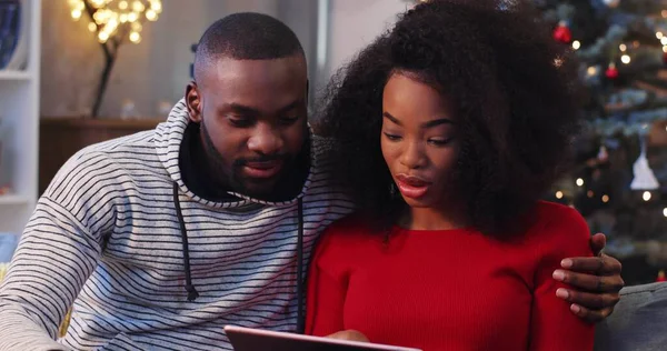 Tablet kullanan mutlu bir çift. Ev