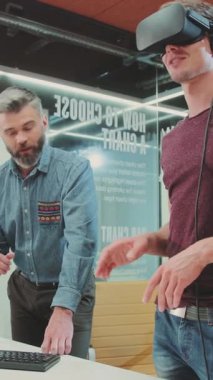 Bu videoda, sakallı bir adam klavyeye yazı yazıyor, teknolojiyi keşfediyor ve VR kulaklıklarıyla ilgili ilginç bir deneyimi paylaşıyor.