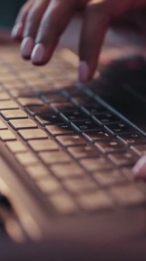 Evde dizüstü bilgisayar kullanan bir kadının yakın çekimi. Klavyede parmak izleri var. RED Epic Camera 'da Çekim.