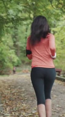 Parkta koşan genç mulatta kadın. Arkadan çerçevele. RED Epic Camera 'da Çekim.