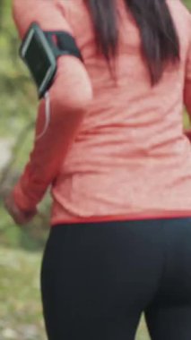 Parkta koşan genç mulatta kadın. Arkadan çerçevele. RED Epic Camera 'da Çekim.