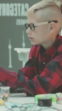 Ofiste bir grup çocuk çalışıyor. Yeni oyuncakların gelişimini konuşalım. Çağdaş tasarım. Modern oyuncaklar. RED Epic Camera 'da Çekim.