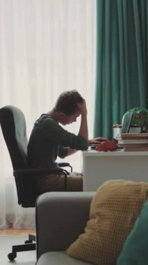 Genç, sınıftaki bir dizüstü bilgisayarla oturuyor. Çağdaş tasarım. RED Epic Camera 'da Çekim.