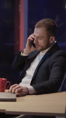 Genç sakallı, kendine güveni tam bir iş adamı işten çıkarıldı. Ofis eşyalarını topladı. Patronun işten çıkarılmasını istiyor..