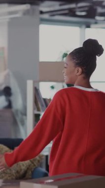 Taşınma Evi. Afro-Amerikan Güzel Neşeli ve Duygusal Çiftler Eski Ev 'i Boşaltıyorlar Tabelayla Dans Etme Tabelasını Boşaltıyorlar.