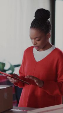 Tablet Denetimini Kullanan Güzel Afrikalı Kadın Portresi Hazırlanmış Kutular Toplama ve Kamera İçin Gülümseyen Ev.