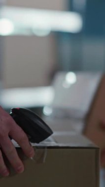 Posta Departmanı. Üniformalı Erkek İşçi Depoya Teslim Paketleri Getiriyor. Teslimat için Depo Müfettişi Karton Kutuları Tarıyor.