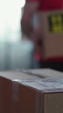 Posta departmanındaki depo çalışanı paket kutuları alıyor ve ecommerce alışveriş perakendecisi için teslimat kimliğini tarıyor. Takım çalışması. Halk ve işler.