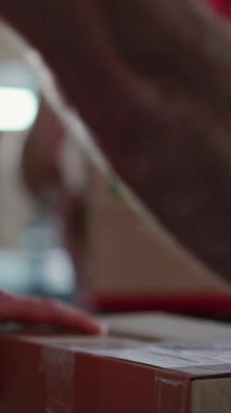 Postane. Teslimat Nakliye Servisi. Erkek İşçi Tarayıcı Paket Karton Paket Paket Paketleme Gelecekteki Ulaşım için yakın plan. Takım çalışması..