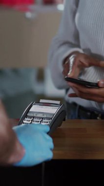 Akıllı telefon teknolojisi kullanan genç Afrikalı sıradan bir kadın modern postanede paket teslimatı için ödeme yapılmıyor..