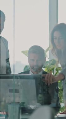 Parlak ve modern bir ofis ortamında, yetenekli profesyonellerden oluşan bir grup bir proje üzerinde etkili bir şekilde işbirliği yapar.