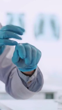 Genç doktor, antibakteriyel sıvısı sıkarak eldivenlere el silerek yaşlı beyaz kadın müşterilere aşı enjekte ediyor..