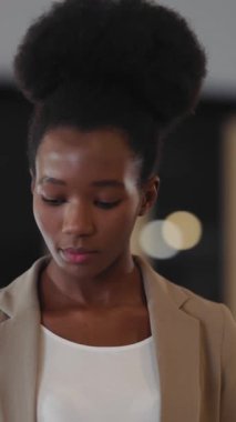 Geniş Çağdaş İş Bölgesindeki Ofisine Yürüyen Güzel Profesyonel Kadın. Şirket çalışanı. Afrikalı Amerikan Etkinliği.