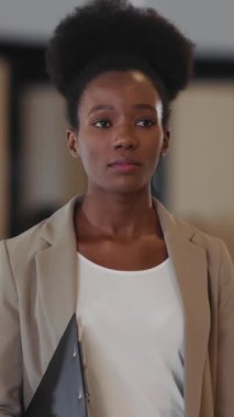 Modern Koridorda Ofise Gelen Afro-Amerikalı Genç Kadın. İş adamı. Şirket. Güzel İş Kadını.