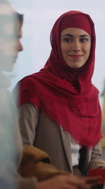 Bu ilgi çekici video, kırmızı tesettürlü bir kadını gösteriyor. Teknoloji ve sosyal etkileşimler, arkadaşlık ve toplumsal ilişkileri ön plana çıkarıyor.