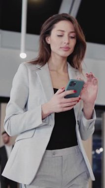 Kafkas Genç Güzel Kadın Cep Telefonu Kullanıyor Kadın Patron Ofis Kabinesine İş Arkadaşlarıyla İletişim Kuruyor.