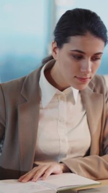 Genç Güzel Beyaz Kadın Yaratıcı Yöneticisi Şirket Ofisinde Laptop kullanarak Reklam Notları İçin Yeni Tasarım Planı Yapıyor.