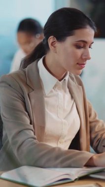 Genç Kafkasyalı kadın laptopta çalışıyor. Yaratıcı çok ırklı ofis ofis iş merkezinde. Ortak çalışma alanı bilişim şirketi..