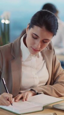 Kafkasyalı genç esmer iş kadını ortak çalışma alanında çalışıyor. Çekici, zeki bir kız işe girdi. Pazarlama planı hazırlıyor..