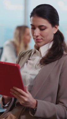 Çekici Genç Profesyonel İş kadınının Portresi Elinde Bilgisayar Tableti Tutarken Kamerada Gülümseyen Poz Verme Uygulaması.