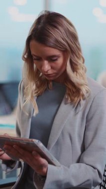 Genç, güzel, sarışın, zeki ofis yöneticisi. Şirket kuruluş bilişim şirketinde yönetim için tablet kullanan bir kadın. Teknoloji. İş kadını..