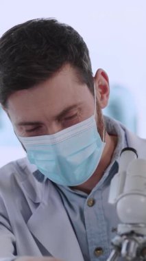 Mutlu, başarılı, Afrikalı ve Kafkas laboratuar çalışanları Coronavirus gribi aşısı icat eden mutlu bir çift. Başarılı bir iş. Tıbbi konsept.