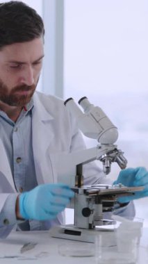 Genç mikrobiyolog, tıp laboratuarında çalışan bilim adamı gribe karşı yeni bir aşı araştırması yapıyor. Kafkasyalı hekim. Tıp Bilimi.