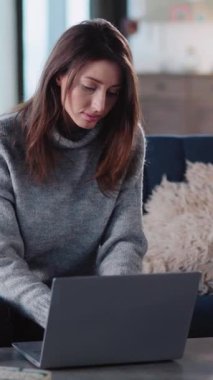 İçişleri Bakanlığı 'ndan Online Grup İş Çağrısı Konferansı. Kulaklıklı Kadın, Videodaki 4 kişiyle Laptop kullanarak konuşuyor. COVID-19 salgınında kendini izole etme. 4K Üst Görünüm Orta Yörünge Görüntüsü