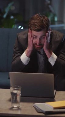 Kafkasyalı Genç Yetişkin İş Adamı Resmi Takım Elbiseli Ev Çalışması 'nda Dizüstü bilgisayardaki Dijital Projeyi bitirmek için çabalıyor. Bunaltıcı İşçi