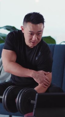 Bir adam ağırlık kaldırma seansına odaklanmış, spor ve sağlığa olan sarsılmaz bağlılığını gösteriyor.