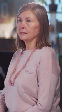 Güzel Neşeli Yaşlı Ladt Emekliler Apartmanında Kamera Pozu. Çoklu Nesil Sevecen Aile Akşamı Birlikte Ev 'de Geçirin.