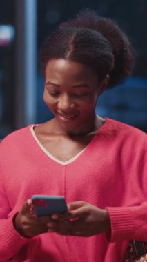 Çekici Afro-Amerikan Genç Kız Akşamları Evde Kalıyor. Çevrimiçi Arkadaşlarla Cep Telefonu İletişimi Kullanan Güzel Akıllı Kadın.