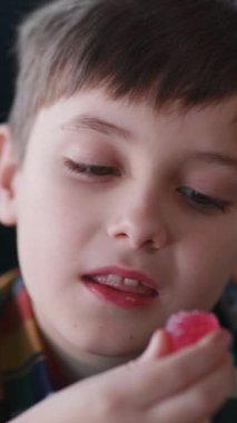 Şeker bağımlılığı. Yaramaz çocuk bir sürü şeker yiyor. Tatmin gözleri kapanıyor. Abur cubur yemekten zevk alıyor..