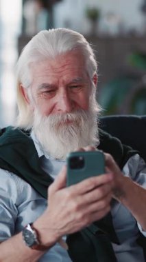 Heyecanlı Yaşlılar Kafkasyalı Sakallı Adam Cep Telefonu Kullanıyor Mobil Ev 'de Zaferi Kutlamak için İnternet' te Para Kazanıyor.