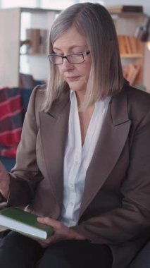 Aile Psikologu Olgun Kadın Kafasını Olumsuz bir şekilde Sarsıyor Hastaları Evli Bir Çiftle Tartışıyor. Sağlık, İlişkiler, Aile Sorunları.