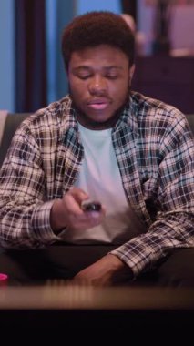 Genç bir adam huzurlu bir şekilde rahat bir kanepede dinleniyor. Huzurlu bir akşam boyunca düşüncelerine dalmış.