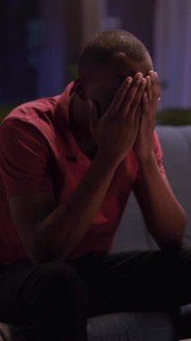 Kavga eden bir çift. Kanepede akıllı telefonlu, ciddi bir Afrikalı genç kadın oturuyor. Hayal kırıklığına uğramış erkek arkadaşı arka planda ağlıyor ve boşanma haberlerini öğreniyor..