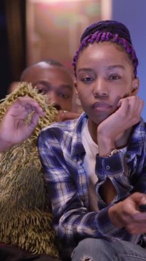 Korku gecesi. Sakin, genç, Afro-Amerikalı bir kadın birlikte TV gerilim filmi seyrediyor. Oturma odasında korkmuş, hassas bir erkek arkadaşı oturuyor..