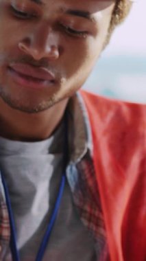 Genç, ilham verici erkek mimar Afrikalı ustabaşı mühendis ofis içinde sivil inşaatın yeni bir deisgn çiziyor..