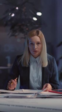 Kendine güvenen iş kadını, kurumsal ofise hoş geldin diyor. Modern askere alma ajansına başvuran kibar bir yönetici. Toplantı. İş görüşmesi.