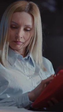 Tablet bilgisayar uygulaması sosyal medya finans haberleri projesini kullanarak iş yapan güzel bir kadın..