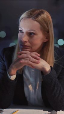 Yetişkin iş kadını ofis yöneticisi şirket yöneticisi, çalışkan iş gününden sonra esneme hareketleri yapan bir yönetici işe alıyor. Gece vakti. Personel kavramı.