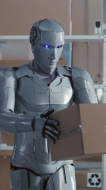 Sibernetik Geleceğin İşçi Robot Koleksiyonu ve Karton Paket Teslimat Kutuları Atölye Profesyonel Modern Postane Servisi 'nde. Gelecek Konsepti.