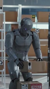 Gelecekteki sibernetik robot işçileri, gelecekten gelen çalışanlar, posta atölyesinde müşteri teslimat paketleriyle farklı kutular taşıyor ve sıralıyor. AI konsepti.