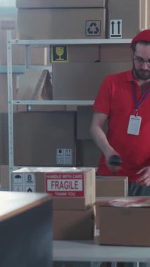 Beyaz postane çalışanı, departmanın içinde karton kutular taşıyan robotik geleceğin çalışanıyla işbirliği yapıyor. İnsan ve robot etkileşimi.