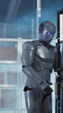 Mavi gözlü, müstakbel gümüş robot, tek başına, departman deposunda karton kutular taşıyor. Yapay zeka. Gelecek konsepti.