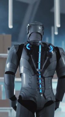 Fantastik gümüş robot işçisi. Akıllı yapay zeka. Atölye atölyesinde çalışıyor..