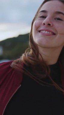 Güzel, genç bir turist, açık havada, yaz plajlarını keşfediyor. Yüz portresi Sahilde yürüyen kaygısız kadın gezgin.